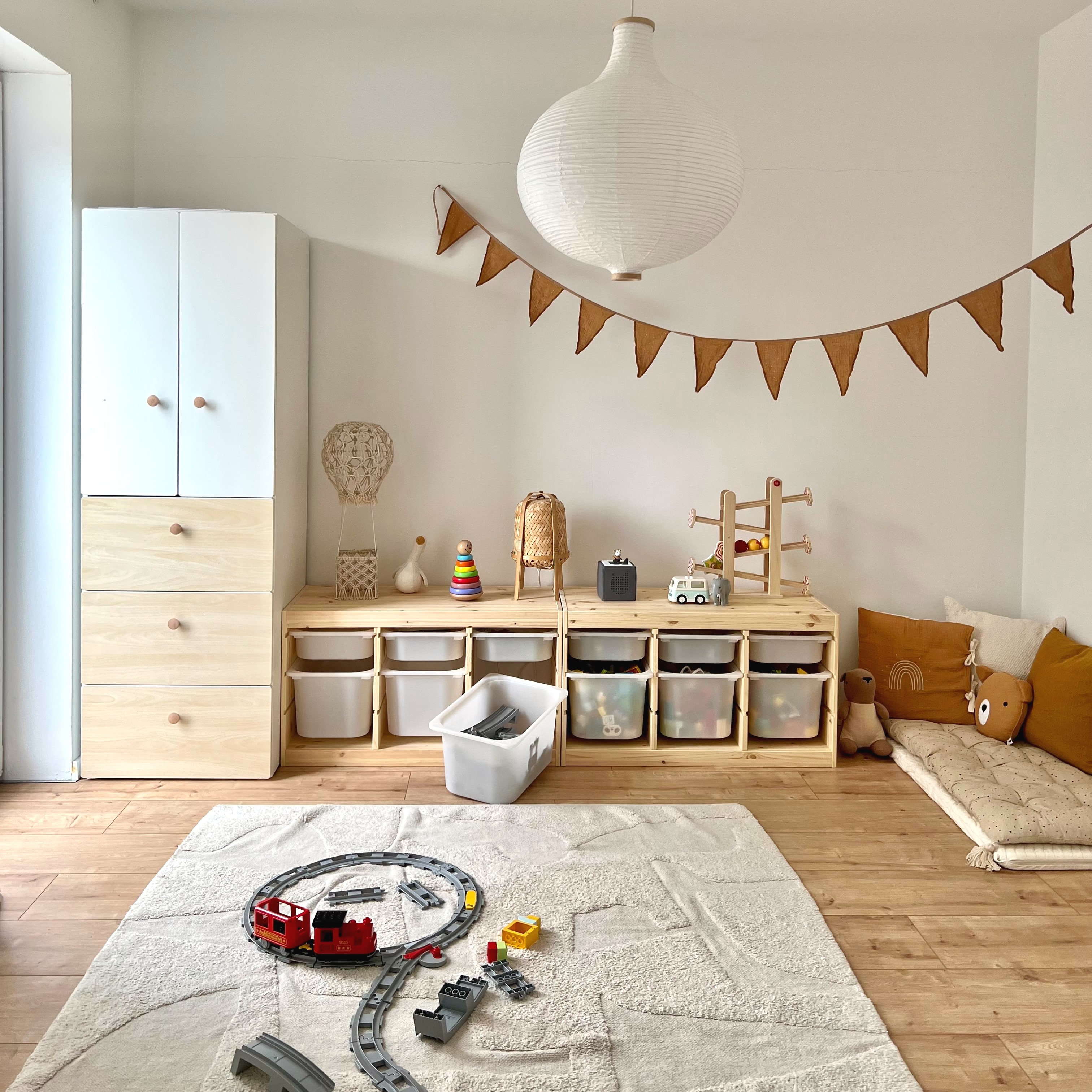 Kinderzimmer mit Stauraum in Erdtönen - dreieckchen Einrichtungsberatung
